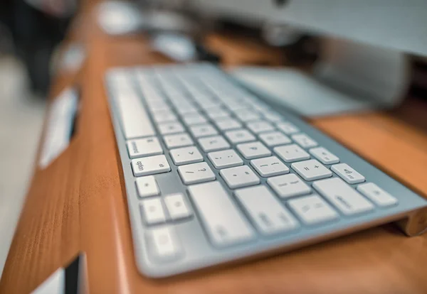 Moderna tangentbord inuti en datorbutik — Stockfoto