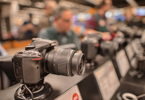 DSLR camera in een fotografische winkel — Stockfoto