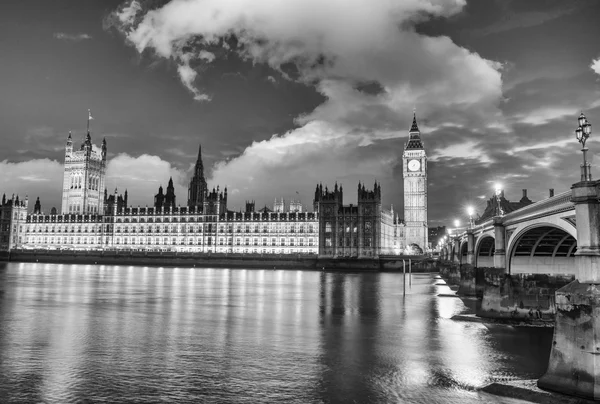 Εκπληκτική θέα στο ηλιοβασίλεμα στον ορίζοντα του Λονδίνου. τα σπίτια του Κοινοβουλίου. — Φωτογραφία Αρχείου