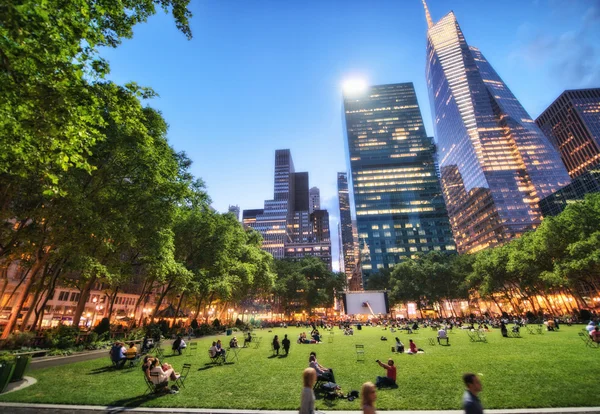 New york - 17 mei: mensen genieten van een leuke avond in bryant park. — Stockfoto
