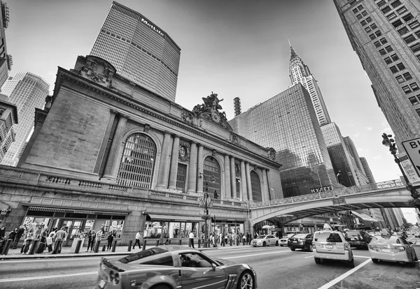 НЬЮ-ЙОРК - 14 мая: Желтые такси ускоряются в городе — стоковое фото
