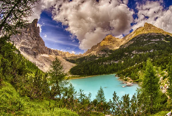 Alpin göl sorapis - İtalyan Dolomites'in muhteşem manzara — Stok fotoğraf