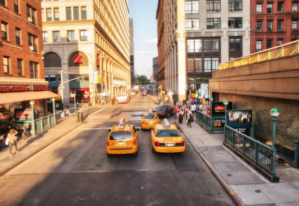 NUEVA YORK - 14 DE MAYO: Los taxis amarillos se aceleran en la ciudad, 14 de mayo, 201 —  Fotos de Stock