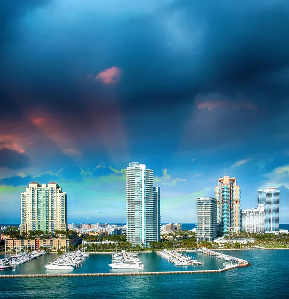 Прекрасный закат над городом Майами, Флорида — стоковое фото