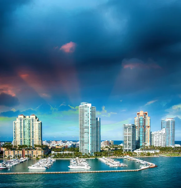 Prachtige zonsondergang boven de stad van miami, florida — Stockfoto