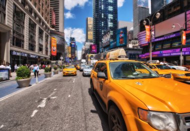 New York - 14 Mayıs: Sarı taksileri hız yukarıya şehir