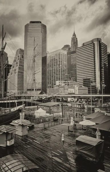Pier 17 und Seehafen South Street an einem regnerischen Tag — Stockfoto