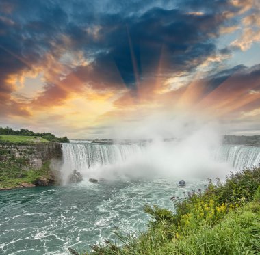 Niagara Şelaleleri. güzel yan görünüm, yaz saati