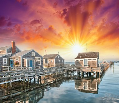 Nantucket, ma. gün batımında ahşap evleri ile güzel liman görünüm
