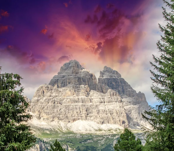 Sonnenuntergangsfarben der Alpen - Dolomiten im Sommer — Stockfoto