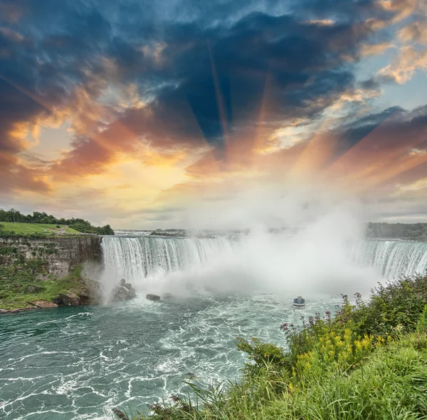 Cataratas del Niágara. Hermosa vista lateral a la hora de verano — Foto de Stock