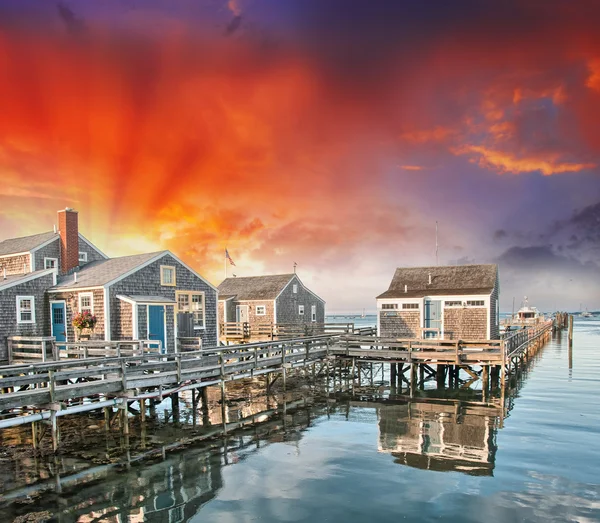 Ahşap evleri su üzerinde. yaz günbatımı güzel manzaraya — Stok fotoğraf