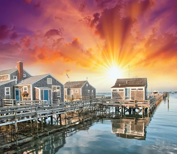 Nantucket, MA. Vista bonita do porto com casas de madeira no por do sol — Fotografia de Stock