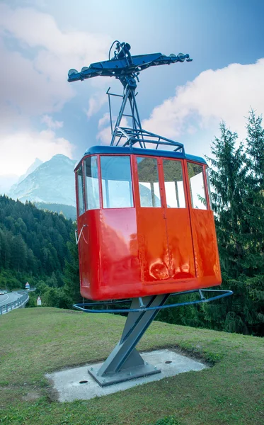 Kırmızı kablo araba üzerinde bir dağ manzarası — Stok fotoğraf