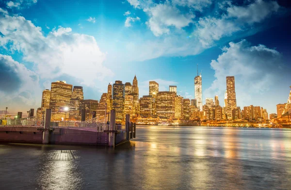 De skyline van Manhattan met east river reflecties in de nacht — Stockfoto