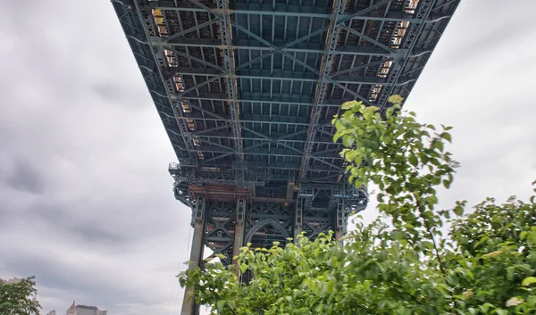 Metalowymi manhattan Bridge, pośród drzew — Zdjęcie stockowe