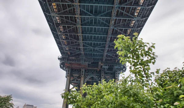 Kovová struktura manhattan Bridge, obklopené stromy — Stock fotografie