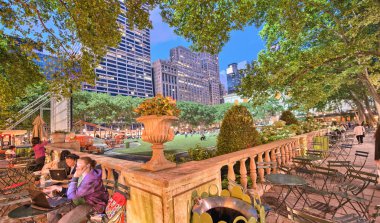 New york - 17 Mayıs: bryant Park'ta güzel bir akşam keyfi kişi