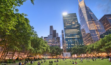 New york - 17 Mayıs: bryant Park'ta güzel bir akşam keyfi kişi