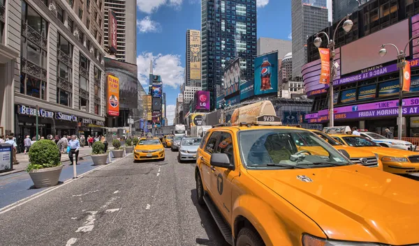 NEW YORK - MAY 14: Yellow cabs speed up in the city — Stock Photo, Image
