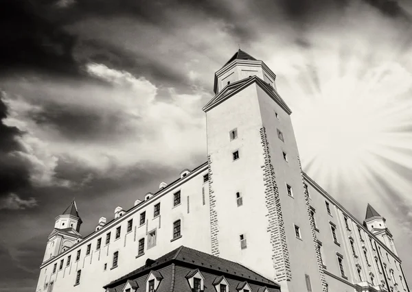 Dramatische hemel boven kasteel van bratislava — Stockfoto