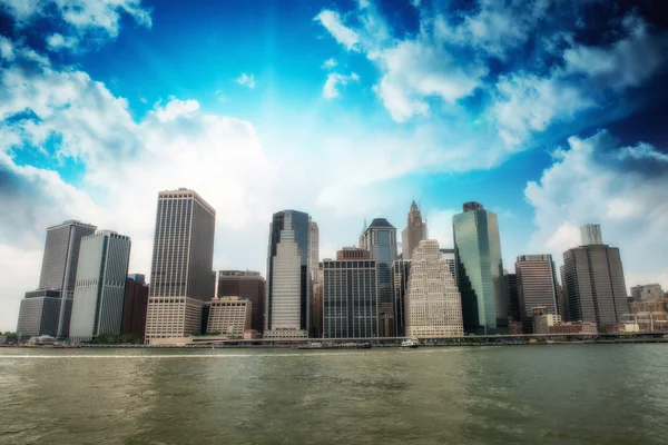 Edifícios de Lower Manhattan como visto de East River - Nova York — Fotografia de Stock