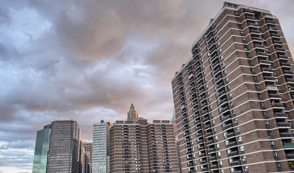 Skyline von New York bei Sonnenuntergang - Gebäude und Himmel — Stockfoto