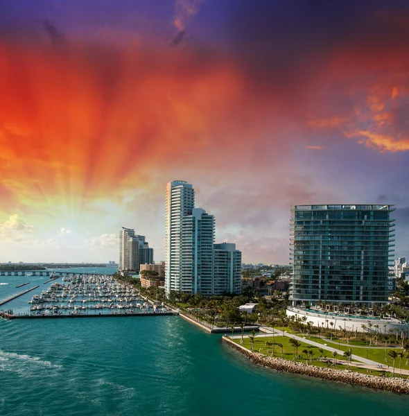 Wspaniały zachód słońca nad miasta miami, na Florydzie — Zdjęcie stockowe