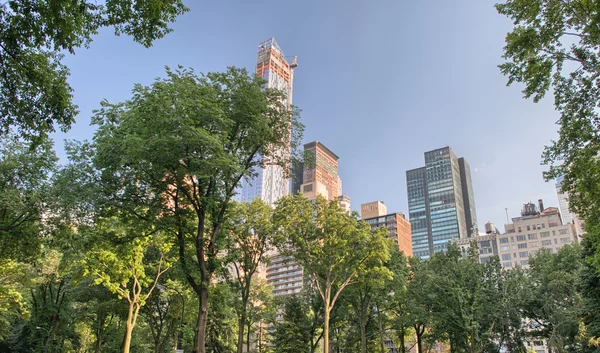 NOVA IORQUE - 18 DE MAIO: Vegetação e construção do Central Park — Fotografia de Stock