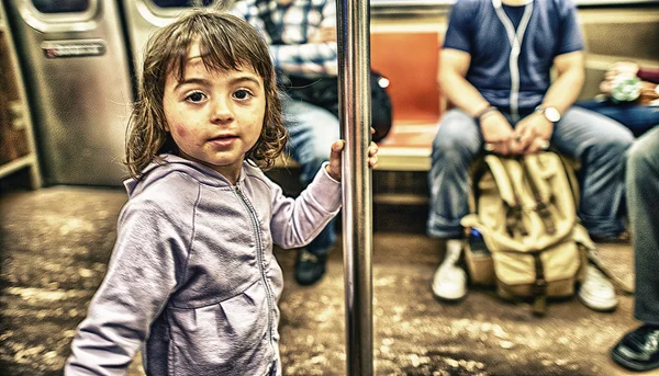 Happy Baby Girl de pie dentro del tren del metro de Nueva York —  Fotos de Stock