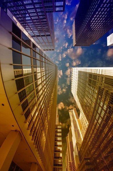 Dramatischer Himmel über New Yorker Wolkenkratzern — Stockfoto