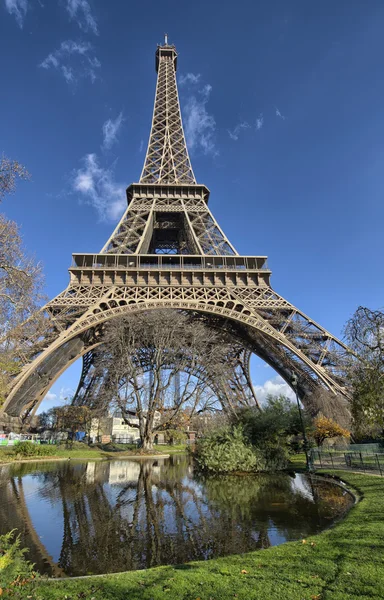 Parigi, La Tour Eiffel. Bellissimo cielo invernale in una mattina di sole — Foto Stock