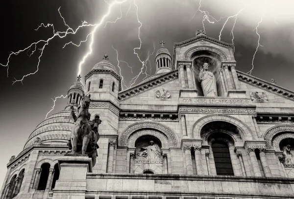 Stormiga vädret framför sacre coeur i paris — Stockfoto