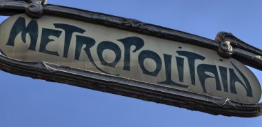 Paris. ünlü metro işareti. Avrupa'nın metro