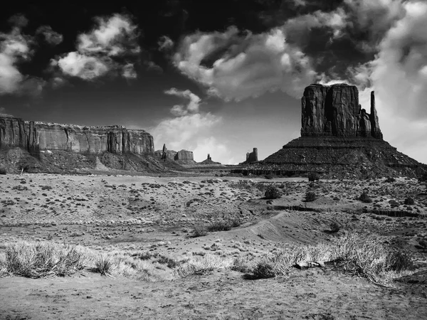 Masivos pilares de arenisca se elevan por encima del icónico Monument Valley —  Fotos de Stock
