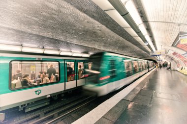 Paris, 4 Aralık: Yeraltı tren bir metro istasyonu, Aralık içinde