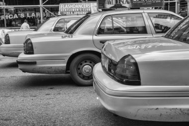 New York - Haziran 11: Sarı taksi hızları ile Times Square