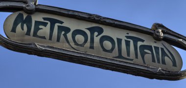 Paris. ünlü metro işareti. Avrupa'nın metro
