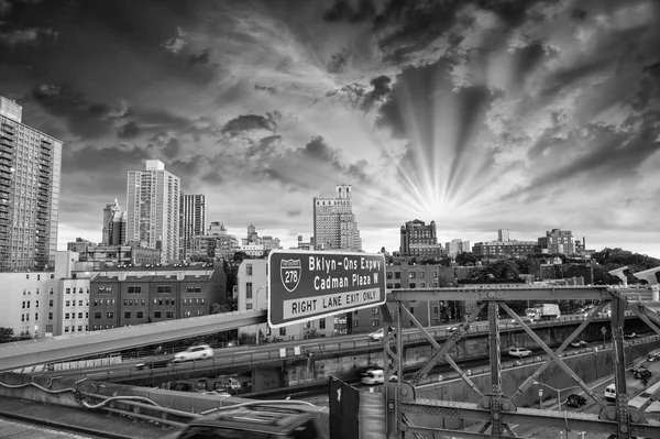 New york city. wspaniały zachód słońca z brooklyn bridge z sk — Zdjęcie stockowe
