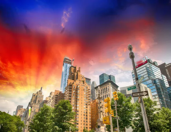 Edifícios e árvores de Columbus Circle em um dia de verão - New Yor — Fotografia de Stock