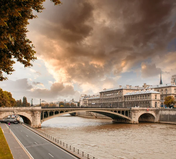 Puente de Notre Dame en París con el Sena y el tráfico de la ciudad — Foto de Stock