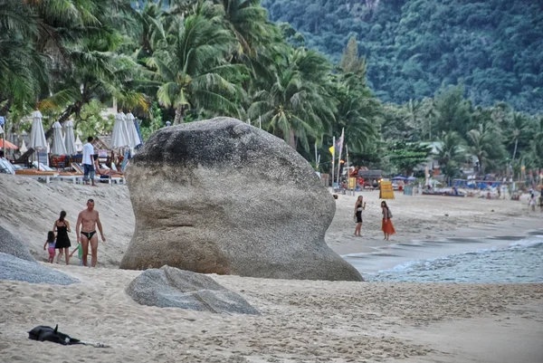 Koh samui, Thajsko - aug 13: turisté užívat si na pláži v létě — Stock fotografie
