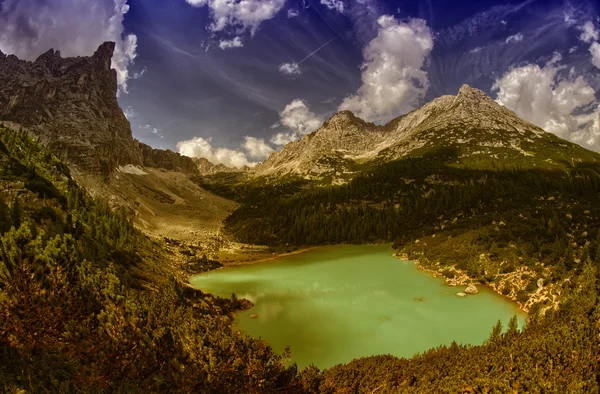 Lago di Sorapiss - Hermoso color del lago de montaña —  Fotos de Stock