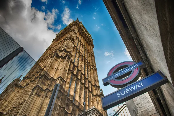 London - szeptember 11: Közlekedési London Underground logó használata — Stock Fotó