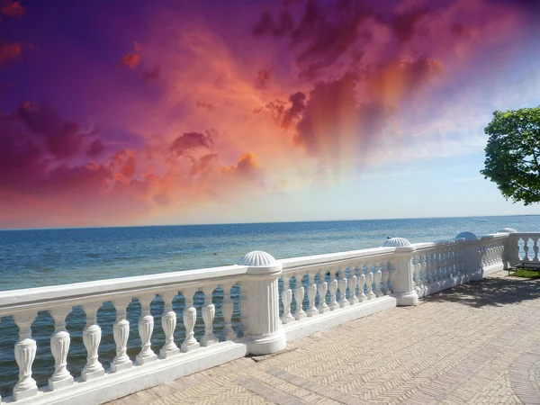 Meraviglioso balcone in pietra con splendida vista sull'oceano — Foto Stock