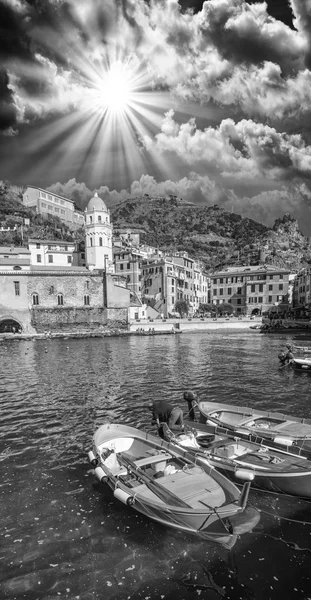 Барвисті човни у вигадливий порт Вернацца, Cinque Terre - це — стокове фото