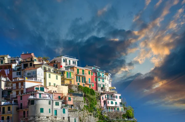 Hermosos colores de Cinque Terre Casas en la temporada de primavera, Italia — Foto de Stock