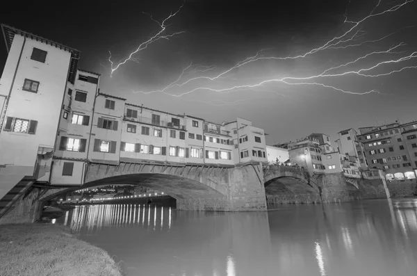 Florencja, Włochy. Burza nad wspaniały most ponte vecchio - stary bri — Zdjęcie stockowe