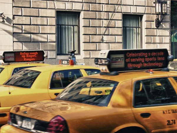 НЬЮ-ЙОРК - 27 сентября: Желтые такси ускоряются на улицах города, Се — стоковое фото