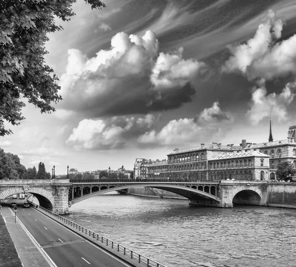 Pôr do sol sobre a Ponte Notre Dame em Paris com o rio Sena — Fotografia de Stock